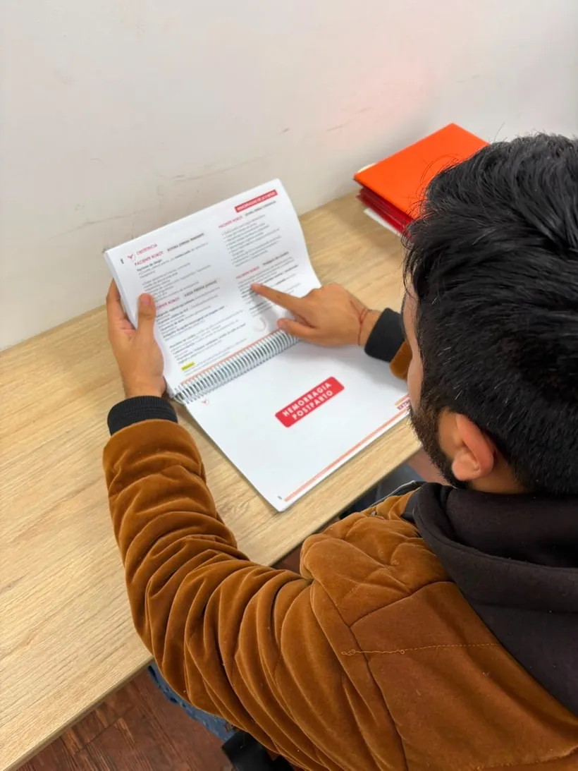 Alumno estudiando con el material